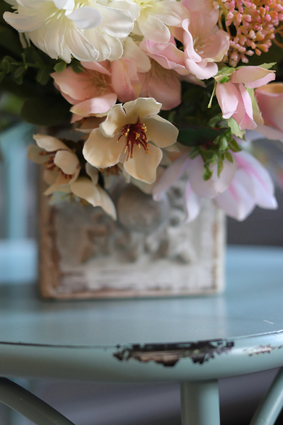 Mistre, wiosenna kompozycja kwiatowa w drewnianej skrzyneczce, wys.40cm