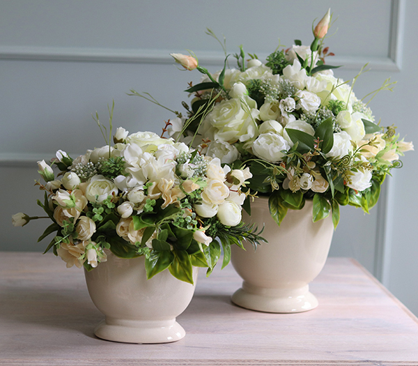 Gerfia, kompozycja kwiatowa w kremowym naczyniu, wys.46cm