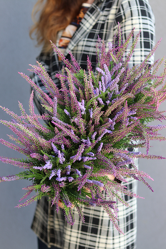 kompozycja kwiatowa w czarnej donicy, Wrzosy Novelty, wym.28x55cm  