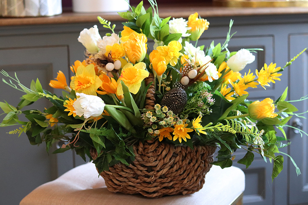 dekoracyjny kosz z żółtymi kwiatami, Wiosenny Klimat, wys.46cm