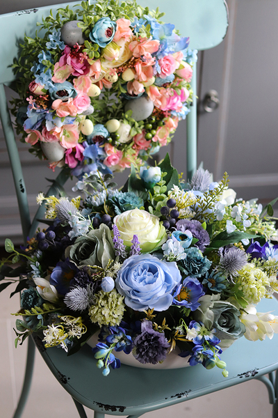 Blulla, wiosenna kompozycja kwiatowa w białej misce, wys.26cm