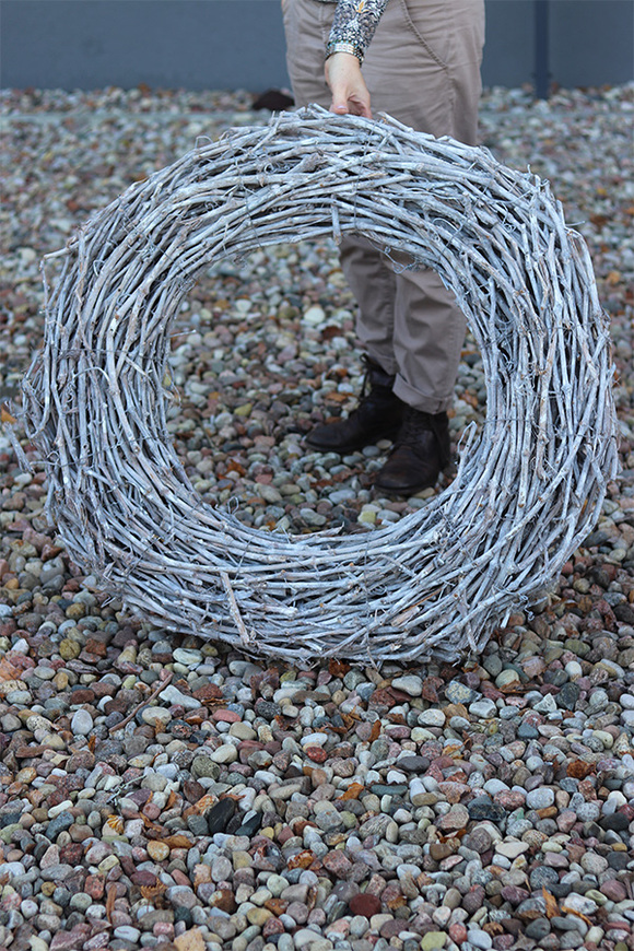 Grande Wreath, ogromny wianek  z szarych gałązek, śr.84cm