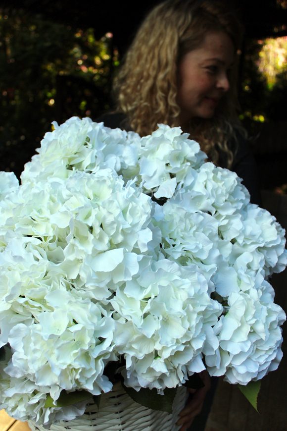 bardzo bogaty kosz z białymi hortensjami Provance, wys.67cm 