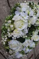 Biały wianek komunijny na drzwi, śr. 42cm