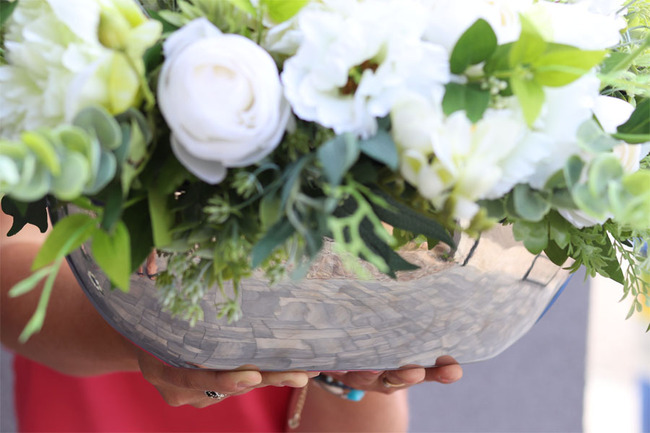 elegancka kompozycja kwiatowa w bieli, Magdalena Grande, wys.44cm, dł.85cm