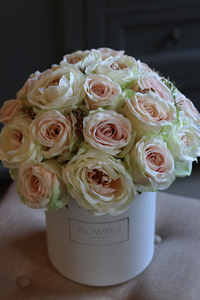 wysoki flowerbox pełen róż, Regenno, wys.36cm