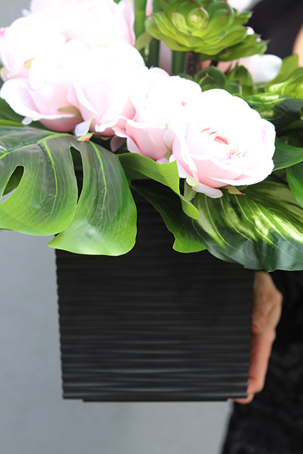 Kallena, różowa kompozycja nagrobna w naczyniu, wys.70cm