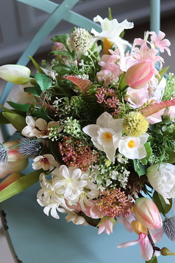 Mistre, wiosenna kompozycja kwiatowa w drewnianej skrzyneczce, wys.40cm