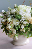 Gerfia 2, kompozycja kwiatowa w kremowym naczyniu, wys.33cm