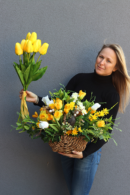 dekoracyjny kosz z żółtymi kwiatami, Wiosenny Klimat, wys.46cm