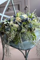 Manfredo Blue Revia, kompozycja kwiatowa w srebrnym naczyniu, wys.30cm