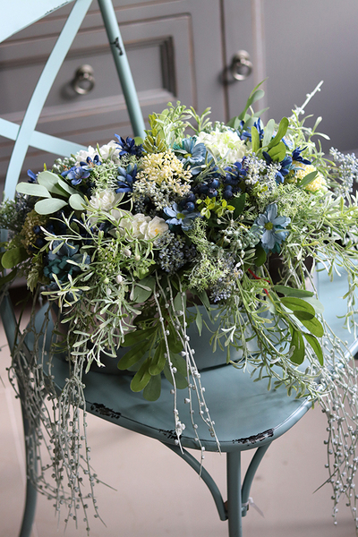 Manfredo Blue Revia, kompozycja kwiatowa w srebrnym naczyniu, wys.30cm