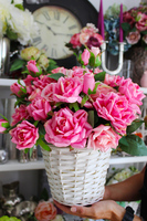 bogaty kosz z różowymi różami Romance wys.40x35x35cm