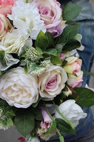 Pattena kompozycja kwiatowa w białym naczyniu, wys.30cm