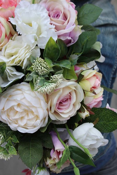 Pattena kompozycja kwiatowa w białym naczyniu, wys.30cm