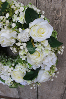 Biały wianek komunijny na drzwi, śr. 42cm