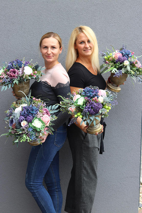 Martha, wypożyczenie kompozycji kwiatowej w złotym pucharze 1 szt., wys.36cm