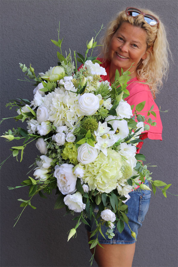 elegancka kompozycja kwiatowa w bieli, Magdalena Grande, wys.44cm, dł.85cm