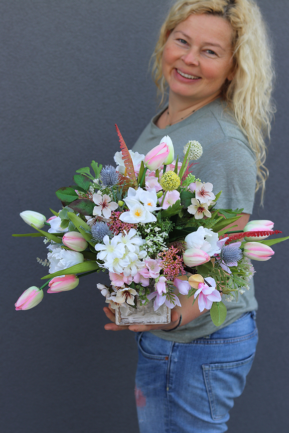 Mistre, wiosenna kompozycja kwiatowa w drewnianej skrzyneczce, wys.40cm