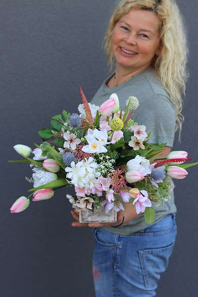 Mistre, wiosenna kompozycja kwiatowa w drewnianej skrzyneczce, wys.40cm