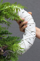 Original III, zielony - fioletowy wianek na białej wiklinie, śr.28cm