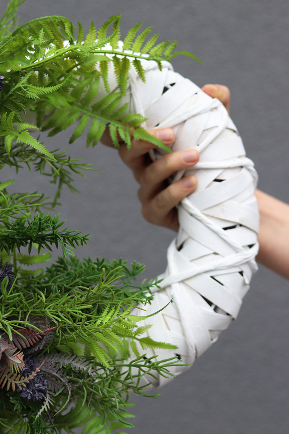 Original III, zielony - fioletowy wianek na białej wiklinie, śr.28cm