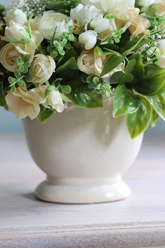 Gerfia 2, kompozycja kwiatowa w kremowym naczyniu, wys.33cm