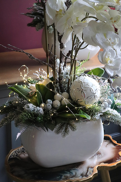 Glamour Winter 2, zimowy storczyk w białej eleganckiej donicy, wys.64cm