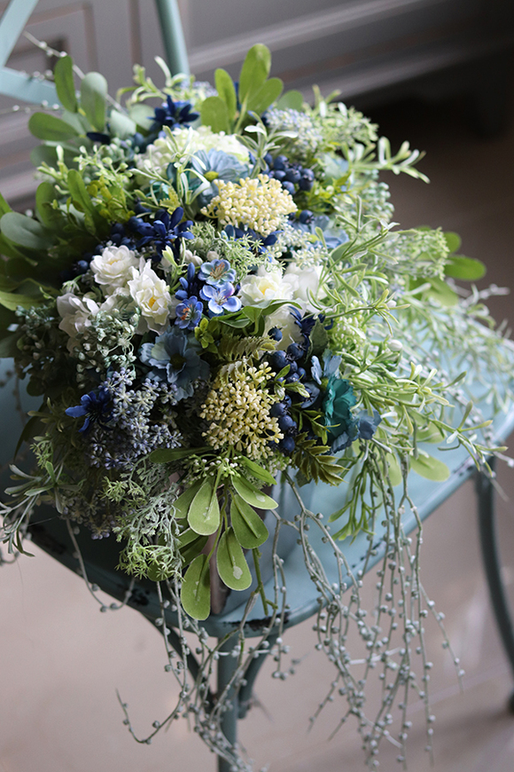 Manfredo Blue Revia, kompozycja kwiatowa w srebrnym naczyniu, wys.30cm 