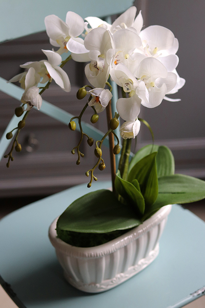 Nelia, sztuczny storczyk w białej podłużnej donicy, wys.46cm