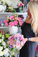 bogaty kosz z różowymi różami Romance wys.40x35x35cm