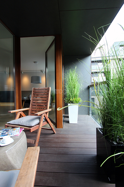 kompozycja Trawy Macarena w sześciennej czarnej donicy, wys.140cm 