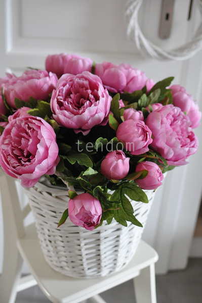 bogaty kosz z fioletoworóżowymi piwoniami Provance, 50x50cm 