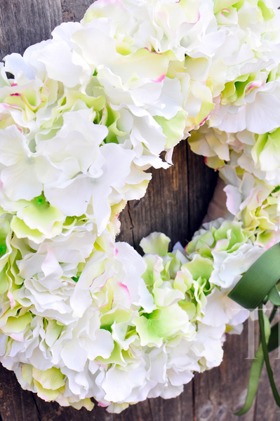 Biało-zielona Hortensja wianek na drzwi, śr.37cm 