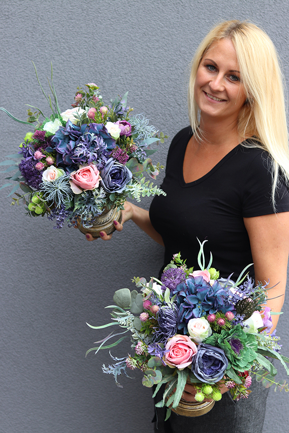 Martha, wypożyczenie kompozycji kwiatowej w złotym pucharze 1 szt., wys.36cm