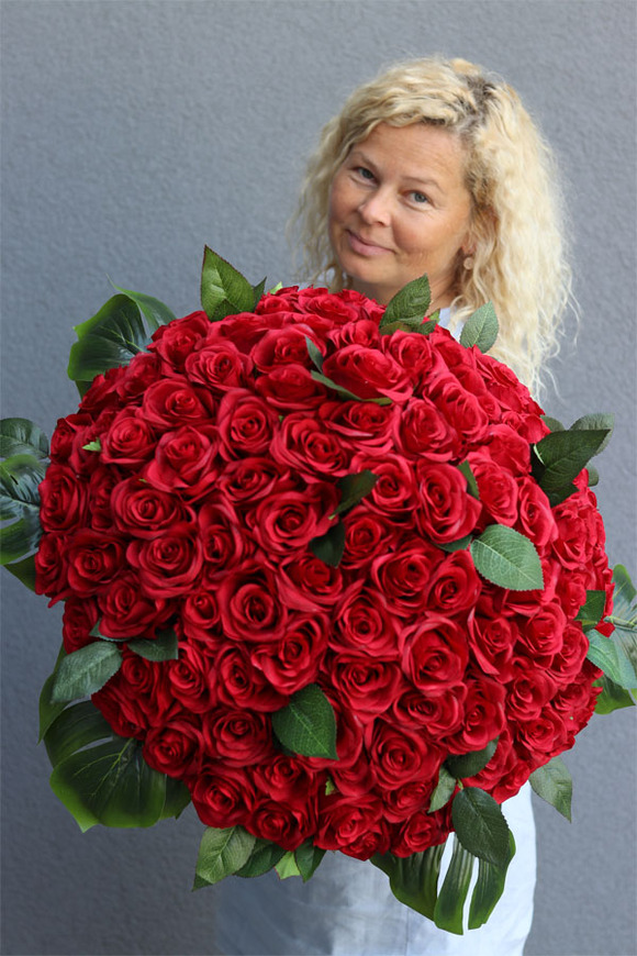 Exclusive Red Roses, dużych rozmiarów kompozycja kwiatowa w gąbce, wym. 47x50cm
