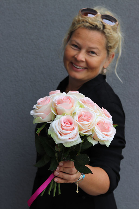 bukiet 10szt. jasnoróżowo-kremowych róż, Pink&Cream, wys.30cm