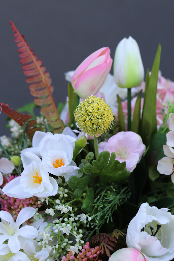 Mistre, wiosenna kompozycja kwiatowa w drewnianej skrzyneczce, wys.40cm