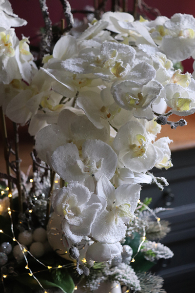 Glamour Winter 2, zimowy storczyk w białej eleganckiej donicy, wys.64cm