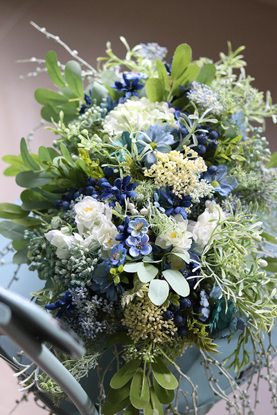 Manfredo Blue Revia, kompozycja kwiatowa w srebrnym naczyniu, wys.30cm 