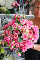 bogaty kosz z różowymi różami Romance wys.40x35x35cm