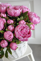 bogaty kosz z fioletoworóżowymi piwoniami Provance, 50x50cm 