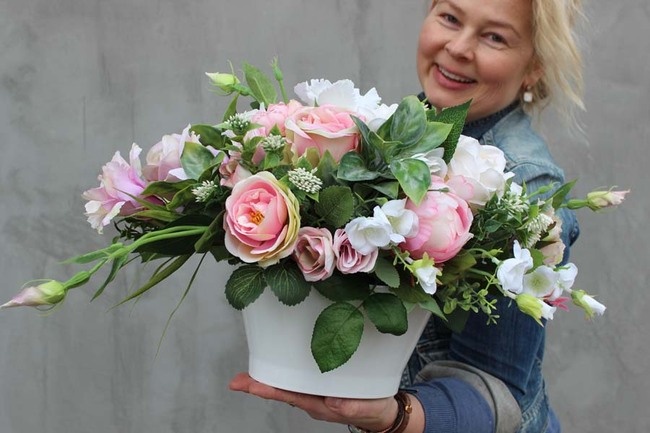 Pattena kompozycja kwiatowa w białym naczyniu, wys.30cm