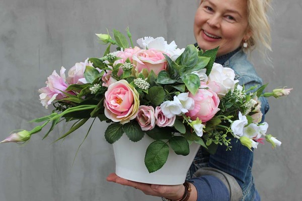 Pattena kompozycja kwiatowa w białym naczyniu, wys.30cm