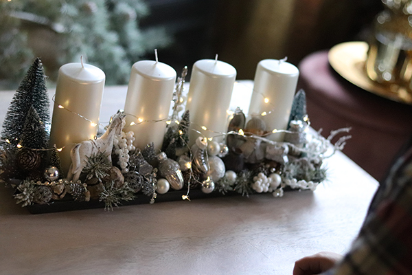 adwentowy stroik Biała Zabawa, wym.18x43x17cm 