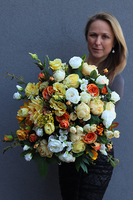 Irmina, bogata wiosenna kompozycja w srebrnej misie, wym.30x50cm