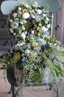 Manfredo Blue Revia, kompozycja kwiatowa w srebrnym naczyniu, wys.30cm 