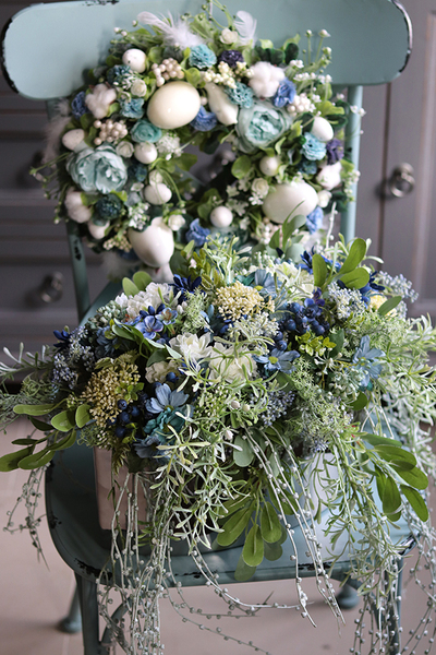 Manfredo Blue Revia, kompozycja kwiatowa w srebrnym naczyniu, wys.30cm 