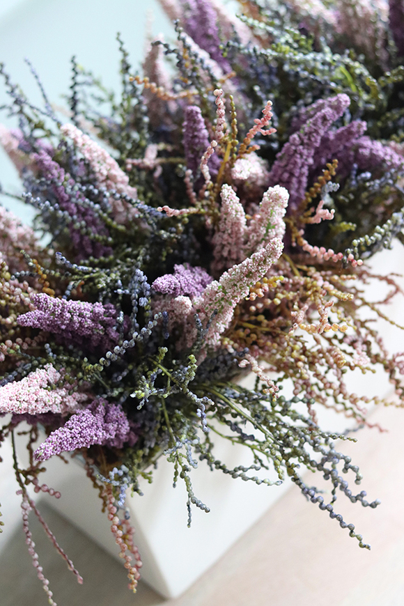 kompozycja kwiatowa w białej donicy, Wrzosy Tarasowe, wym.30x60cm  