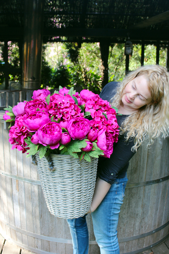 bardzo bogaty kosz z ciemnoróżowymi hortensjami i peoniami Provance,  wys.55cm 